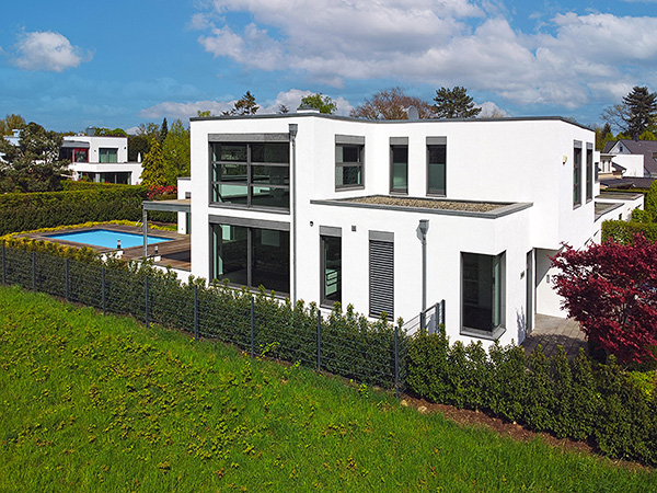 Lichtdurchfluteter Bungalow über 3 Ebenen mit Innenschwimmbad 
am Neusser Rheinpark 