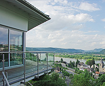Villa mit Schwimmbad und traumhaften Panoramablick am Rhein